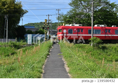 名鉄御嵩駅前の踏切と6000系電車 139586432