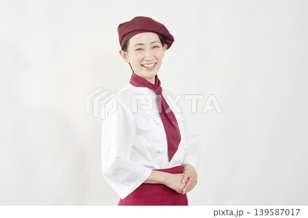 笑顔のパティシエ女性のポートレート 139587017