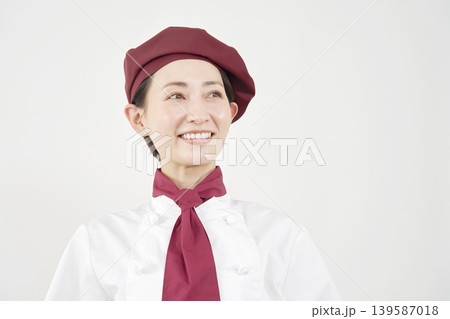 斜め上を見て微笑むパティシエ 139587018