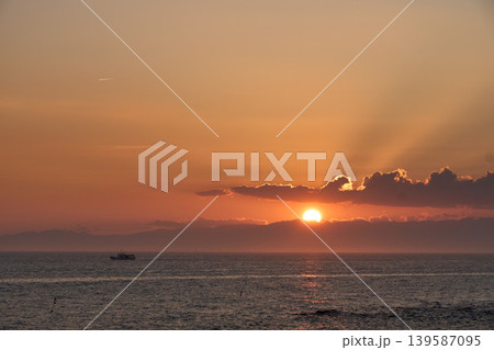【南知多】海上の雲の間に沈むオレンジ色の夕日 【南知多】海上の雲の間に沈むオレンジ色の夕日 139587095