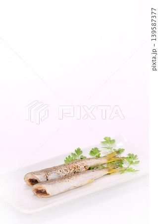 カマスの塩焼き 焼き魚 明るい背景 カマスの塩焼き 焼き魚 明るい背景 139587377