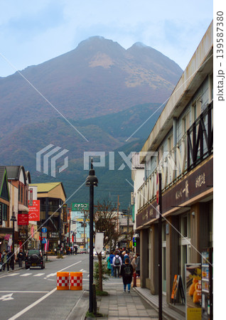 　湯布院駅前から見る由布岳　観光地湯布院 139587380