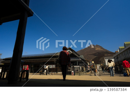 湯布院駅前から見る由布岳 観光地湯布院 湯布院駅前から見る由布岳 観光地湯布院 139587384