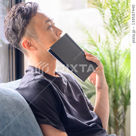 ソファで読書する男性 ソファで読書する男性 139587440