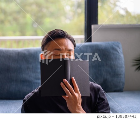 ソファで本を読む男性 139587443
