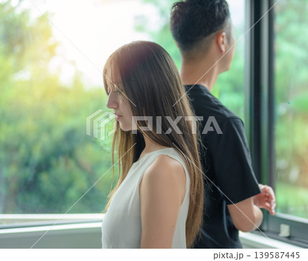 窓の外を見る二人 窓の外を見る二人 139587445
