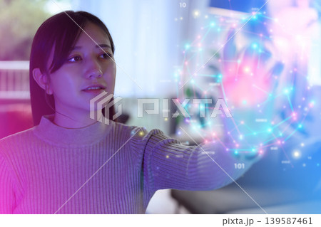 女性が未来技術に触れる 女性が未来技術に触れる 139587461