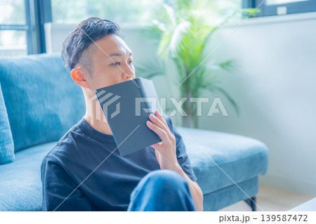ソファで読書する男性 ソファで読書する男性 139587472