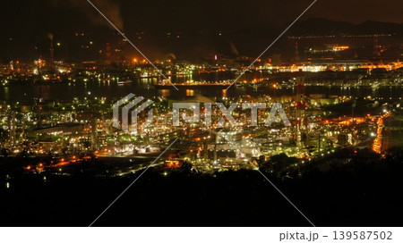 煌めく工場群が広がる幻想的なコンビナート夜景 煌めく工場群が広がる幻想的なコンビナート夜景 139587502