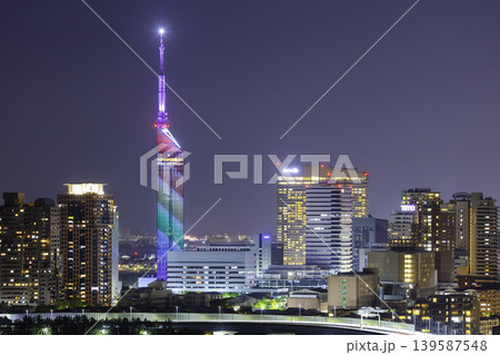 美しい福岡の夜景 虹色に輝く福岡タワー 美しい福岡の夜景 虹色に輝く福岡タワー 139587548
