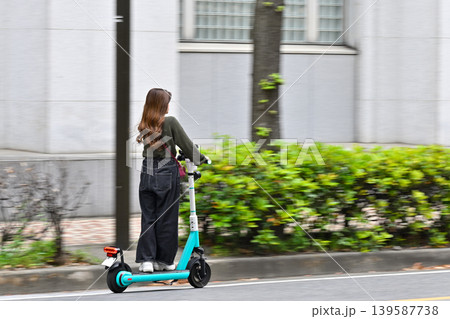 電動キックボードで走る女性 139587738