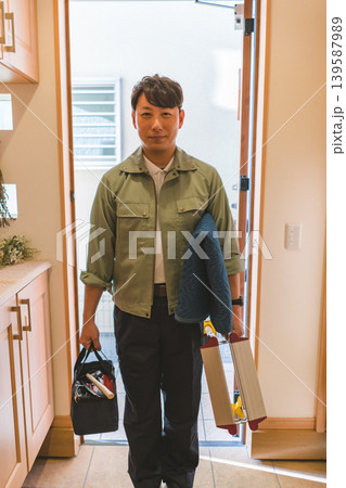 40‑something worker 139587989