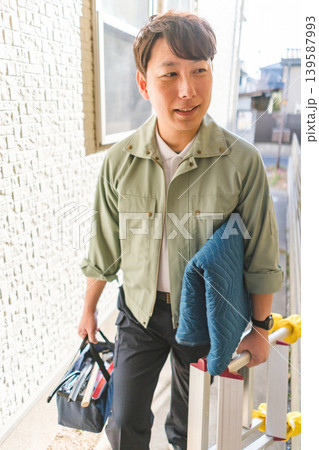 40‑something worker 139587993