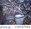 ごちゃごちゃにたくさんの自転車が止められて交通妨害になっている道路の風景 139587994