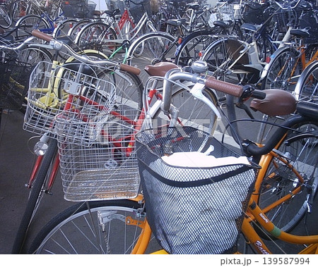 ごちゃごちゃにたくさんの自転車が止められて交通妨害になっている道路の風景 139587994
