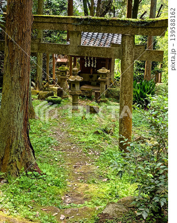 山道の途中に佇む小さな神社 山道の途中に佇む小さな神社 139588162