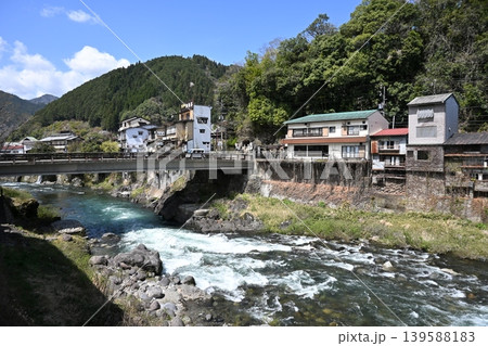 郡上八幡を流れる吉田川 郡上八幡を流れる吉田川 139588183