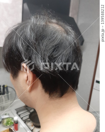 男性の後頭部　黒い髪の男性の後ろ姿 139588212