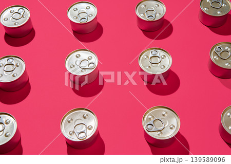 Pattern of metal tin cans on pink background Pattern of metal tin cans on pink background 139589096