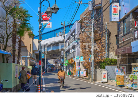 神奈川県川崎市多摩区の京王相模原線 京王稲田堤駅南口方面を商店街から見る 神奈川県川崎市多摩区の京王相模原線 京王稲田堤駅南口方面を商店街から見る 139589725