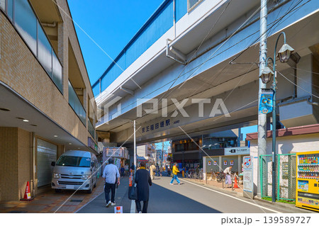 神奈川県川崎市多摩区の京王相模原線 京王稲田堤駅南口方面を商店街から見る 神奈川県川崎市多摩区の京王相模原線 京王稲田堤駅南口方面を商店街から見る 139589727