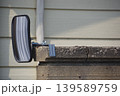 石塀に取り付けられたミラーの様子 139589759