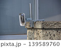 石塀に取り付けられたミラーの様子 139589760