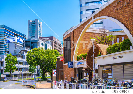 日本の横浜都市景観新風景。横浜市営地下鉄 高島町駅と横浜ランドマークタワーがコラボ…- 日本の横浜都市景観新風景。横浜市営地下鉄 高島町駅と横浜ランドマークタワーがコラボ…- 139589908