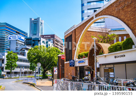 日本の横浜都市景観新風景。横浜市営地下鉄 高島町駅と横浜ランドマークタワーがコラボ…防犯カメラが… 日本の横浜都市景観新風景。横浜市営地下鉄 高島町駅と横浜ランドマークタワーがコラボ…防犯カメラが… 139590155