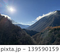 紅葉終わりの山と太陽 139590159