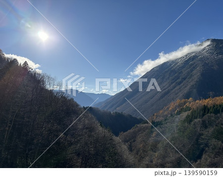 紅葉終わりの山と太陽 紅葉終わりの山と太陽 139590159