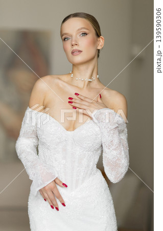 Woman wearing pearl necklace with elegant makeup 139590306