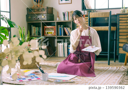 リビングの床で絵を描く困った顔の若い日本人女性 リビングの床で絵を描く困った顔の若い日本人女性 139590362