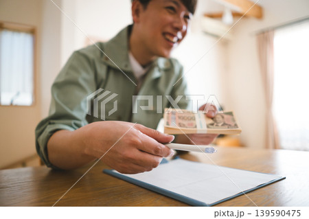 40‑something worker 139590475