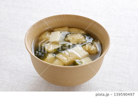 豆腐とわかめと油揚げのお味噌汁 豆腐とわかめと油揚げのお味噌汁 139590497