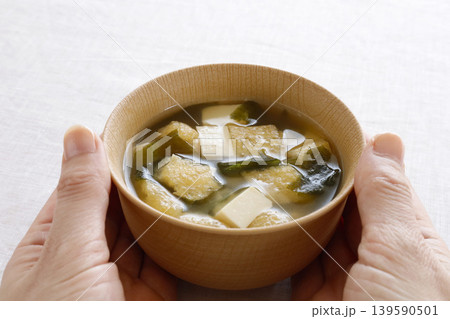 豆腐とわかめと油揚げのお味噌汁 豆腐とわかめと油揚げのお味噌汁 139590501
