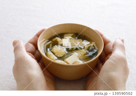 豆腐とわかめと油揚げのお味噌汁 139590502