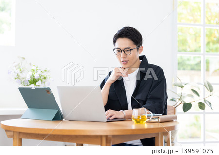 テレワーク　自宅で仕事をしている男性 139591075