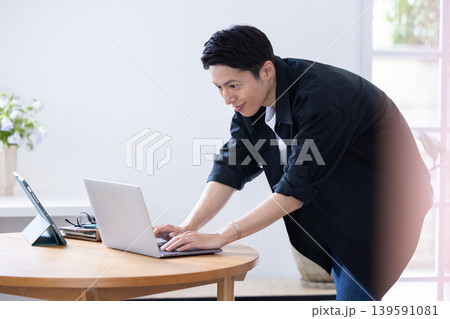 テレワーク 自宅で仕事をしている男性 テレワーク 自宅で仕事をしている男性 139591081