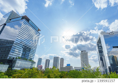 高層ビルを見上げるオフィス街の風景 高層ビルを見上げるオフィス街の風景 139591157