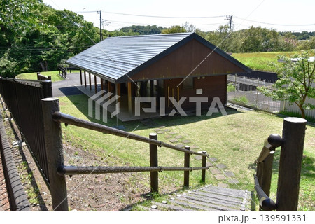 鎌倉市 山崎・台峯緑地南管理事務所と新緑 鎌倉市 山崎・台峯緑地南管理事務所と新緑 139591331