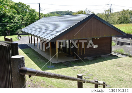 鎌倉市 山崎・台峯緑地南管理事務所と新緑 鎌倉市 山崎・台峯緑地南管理事務所と新緑 139591332