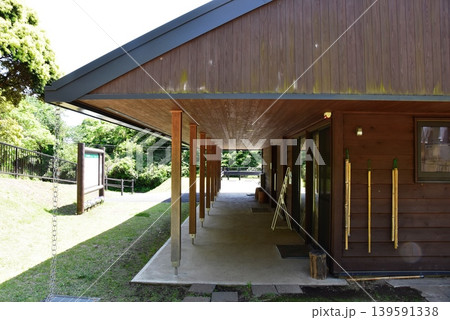 鎌倉市　山崎・台峯緑地南管理事務所と新緑 139591338