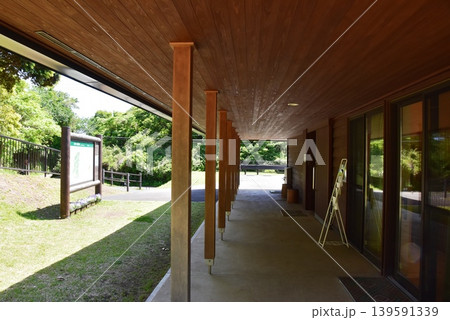 鎌倉市　山崎・台峯緑地南管理事務所と新緑 139591339