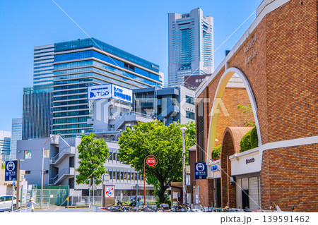 日本の横浜都市景観新風景。横浜市営地下鉄　高島町駅と横浜ランドマークタワーがコラボ…防犯カメラが… 139591462