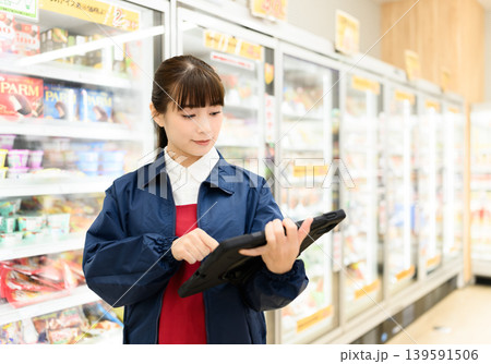 女性がタブレットで在庫管理 女性がタブレットで在庫管理 139591506