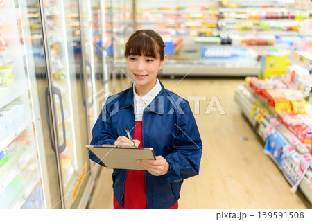 スーパーで働く女性スタッフ スーパーで働く女性スタッフ 139591508