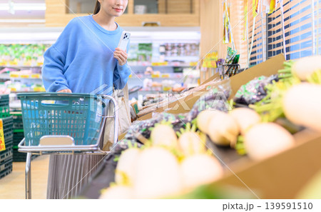 買い物をする女性 139591510
