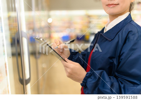 スーパーで働く女性店員 スーパーで働く女性店員 139591588