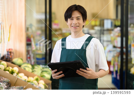 男性店員がタブレットを持つ 男性店員がタブレットを持つ 139591593
